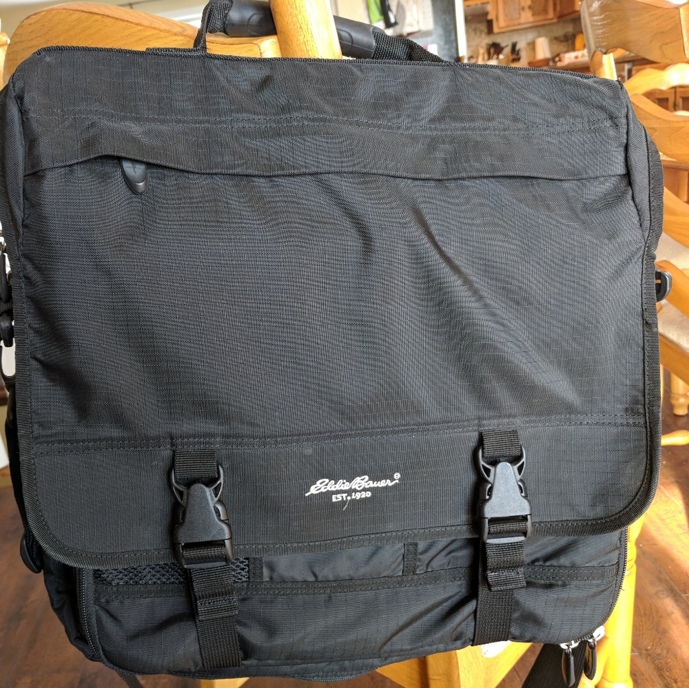 Eddie Bauer padded laptop messenger bag